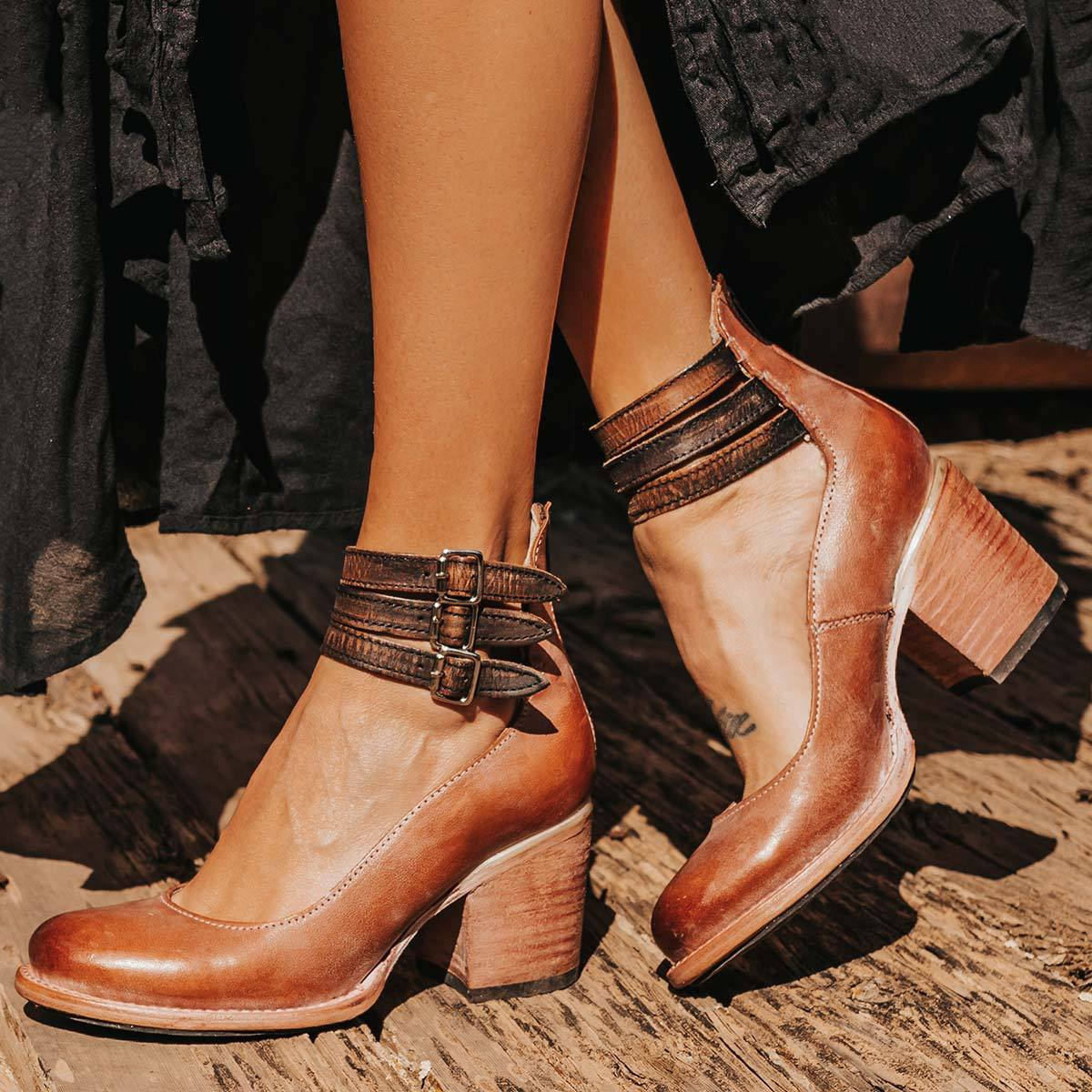 Eleganckie buty na obcasie z wieloma paskami i klamrami dla kobiet