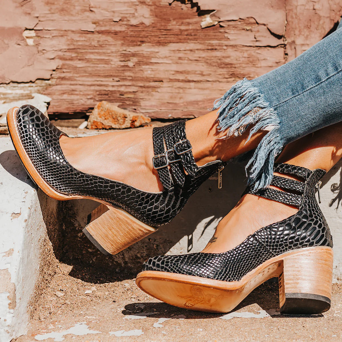 Eleganckie buty na obcasie z wieloma paskami i klamrami dla kobiet