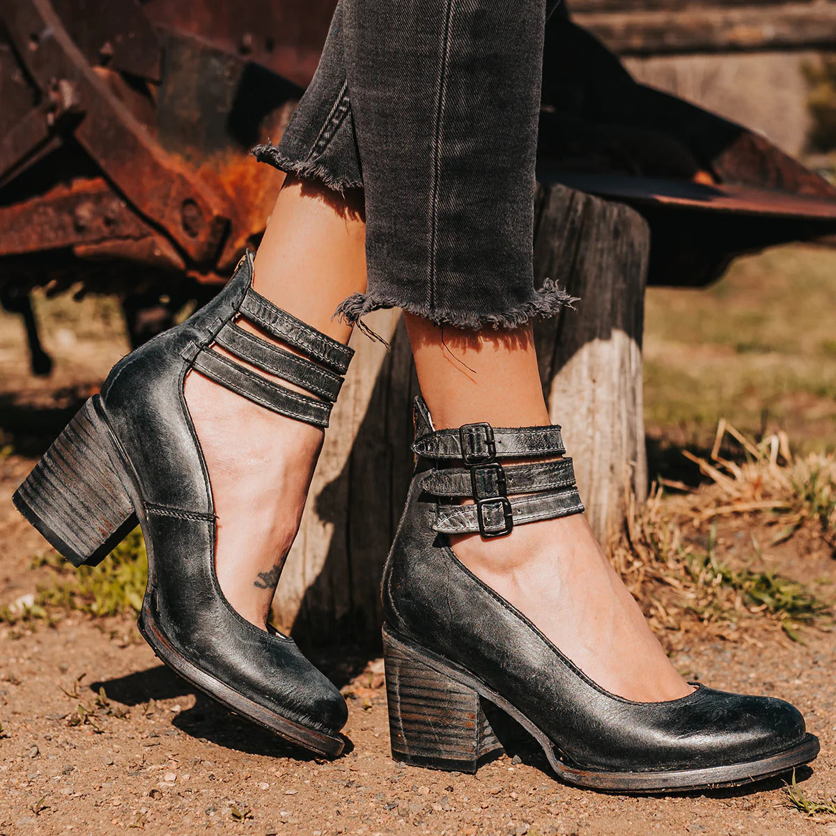 Eleganckie buty na obcasie z wieloma paskami i klamrami dla kobiet