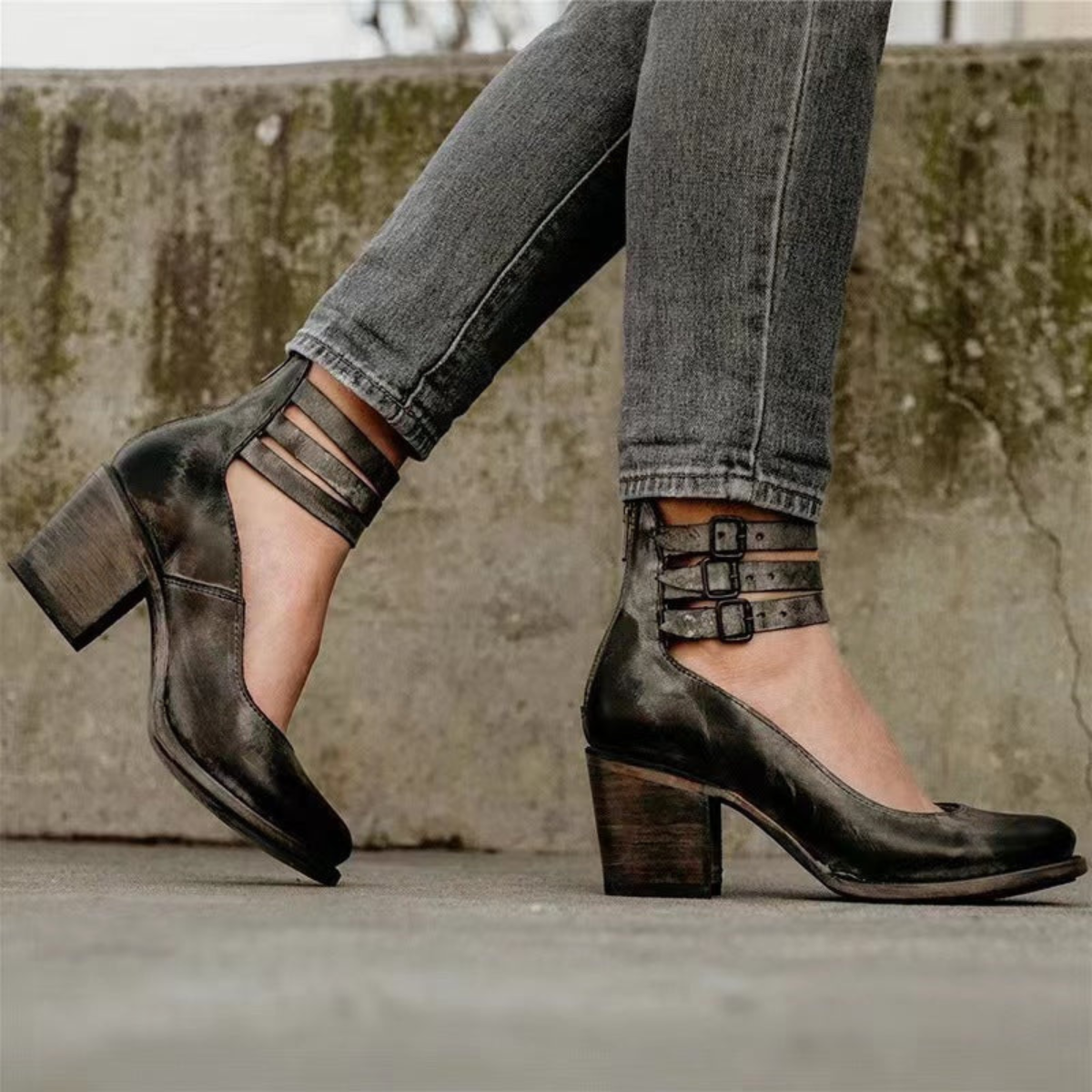 Eleganckie buty na obcasie z wieloma paskami i klamrami dla kobiet