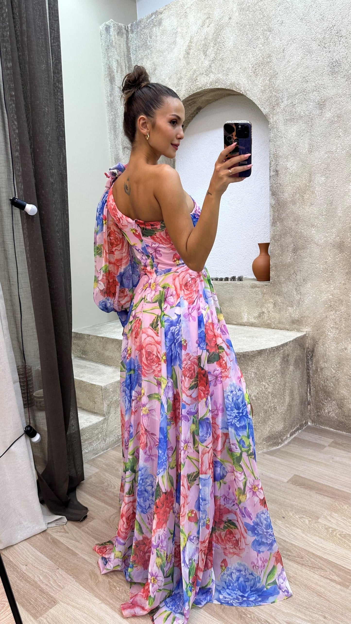 Elegancka, zwiewna sukienka z kwiatowym nadrukiem na letnie imprezy