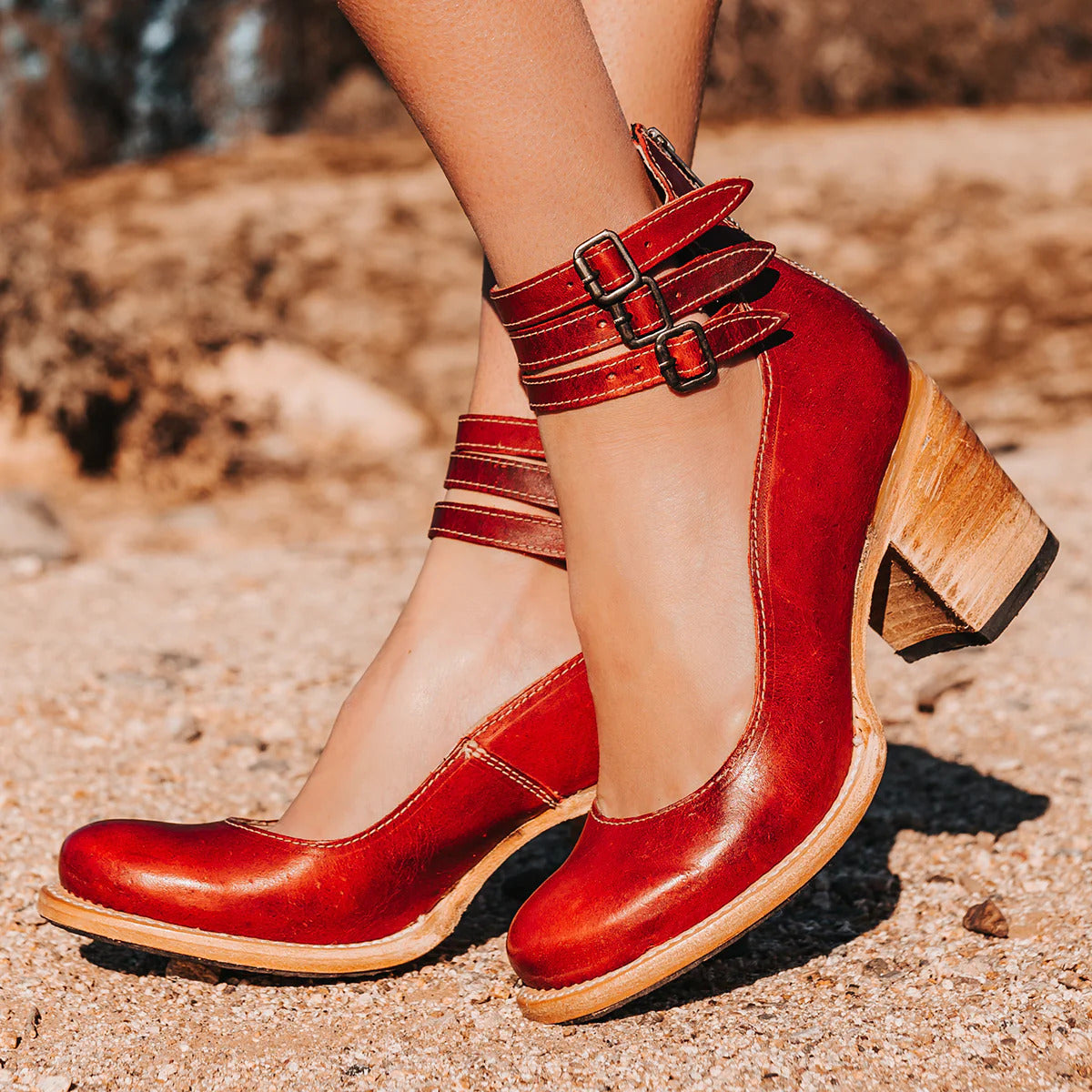 Eleganckie buty na obcasie z wieloma paskami i klamrami dla kobiet