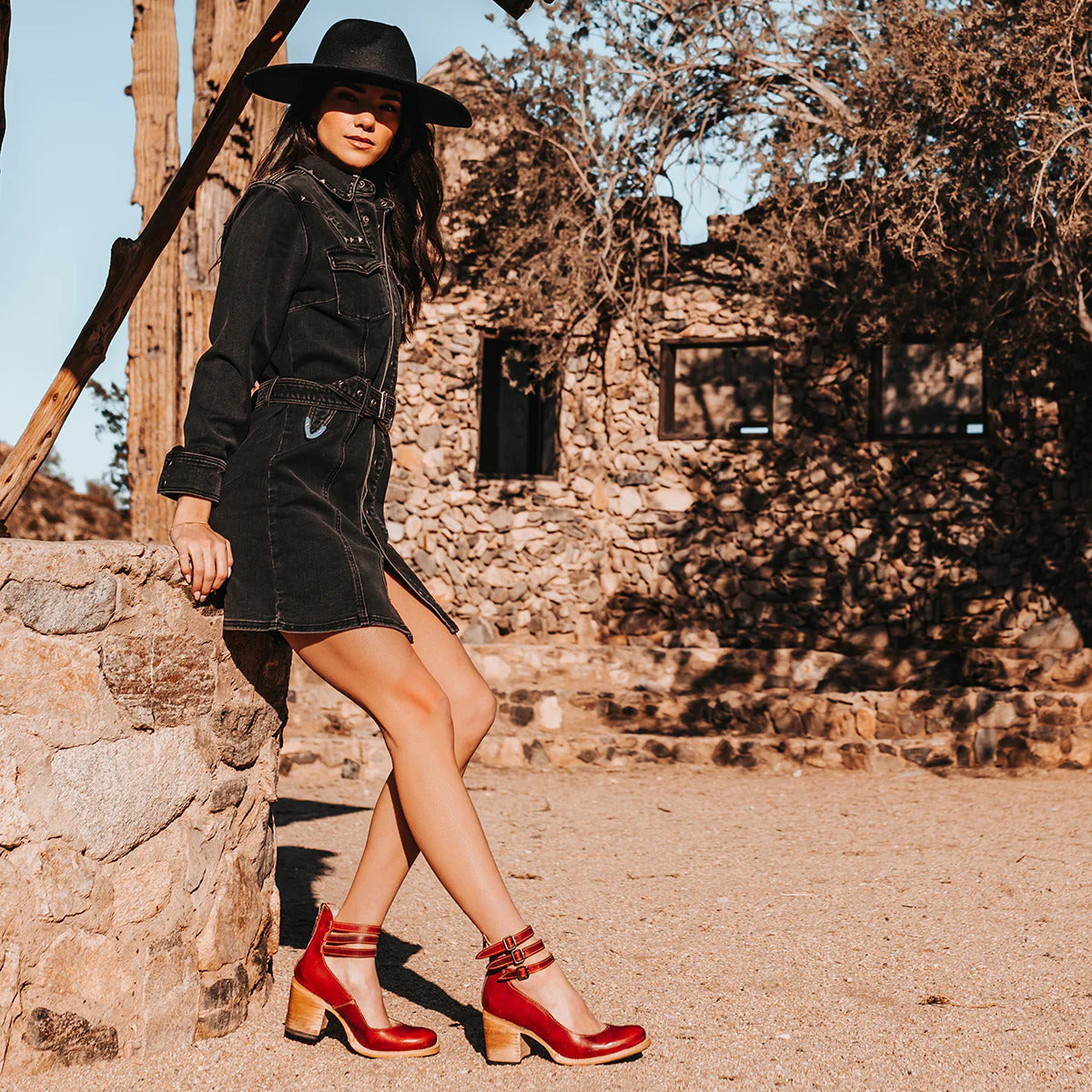 Eleganckie buty na obcasie z wieloma paskami i klamrami dla kobiet
