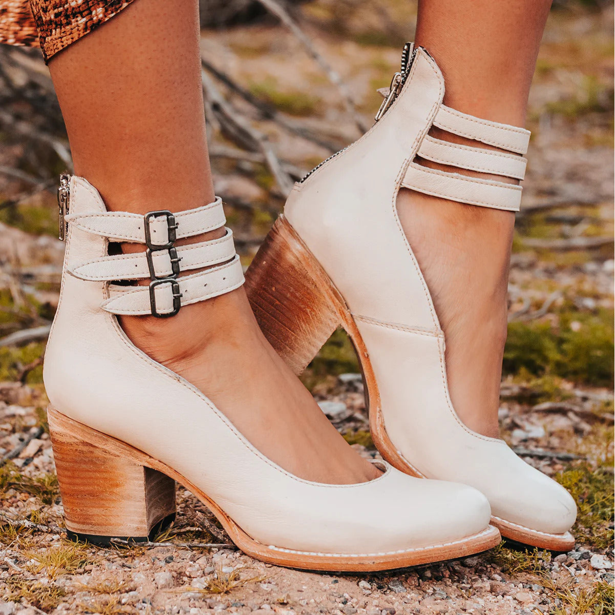 Eleganckie buty na obcasie z wieloma paskami i klamrami dla kobiet