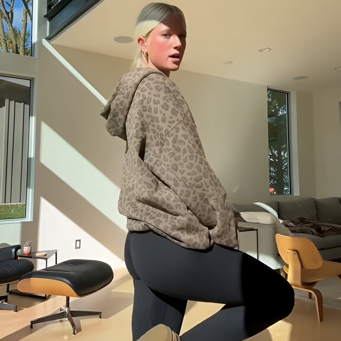 ByRoza | Luźna bluza z kapturem i nadrukiem w panterkę