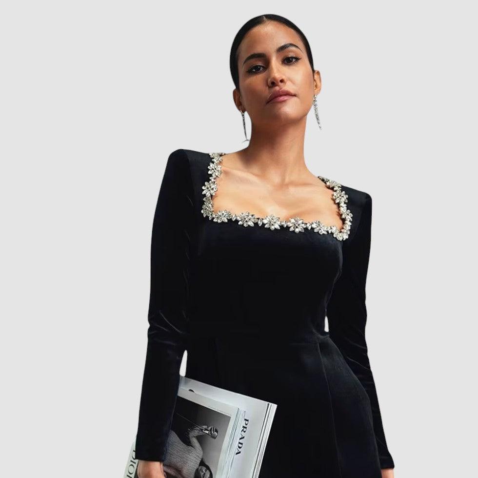 Mini sukienka z pluszowego aksamitu dla kobiet - długi rękaw, dekolt w kwiaty