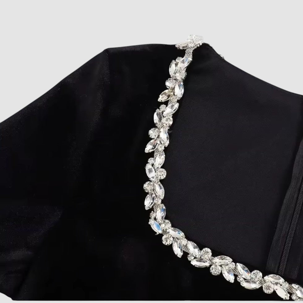 Sukienka mini o kroju litery A z długim rękawem i dekoltem dla kobiet