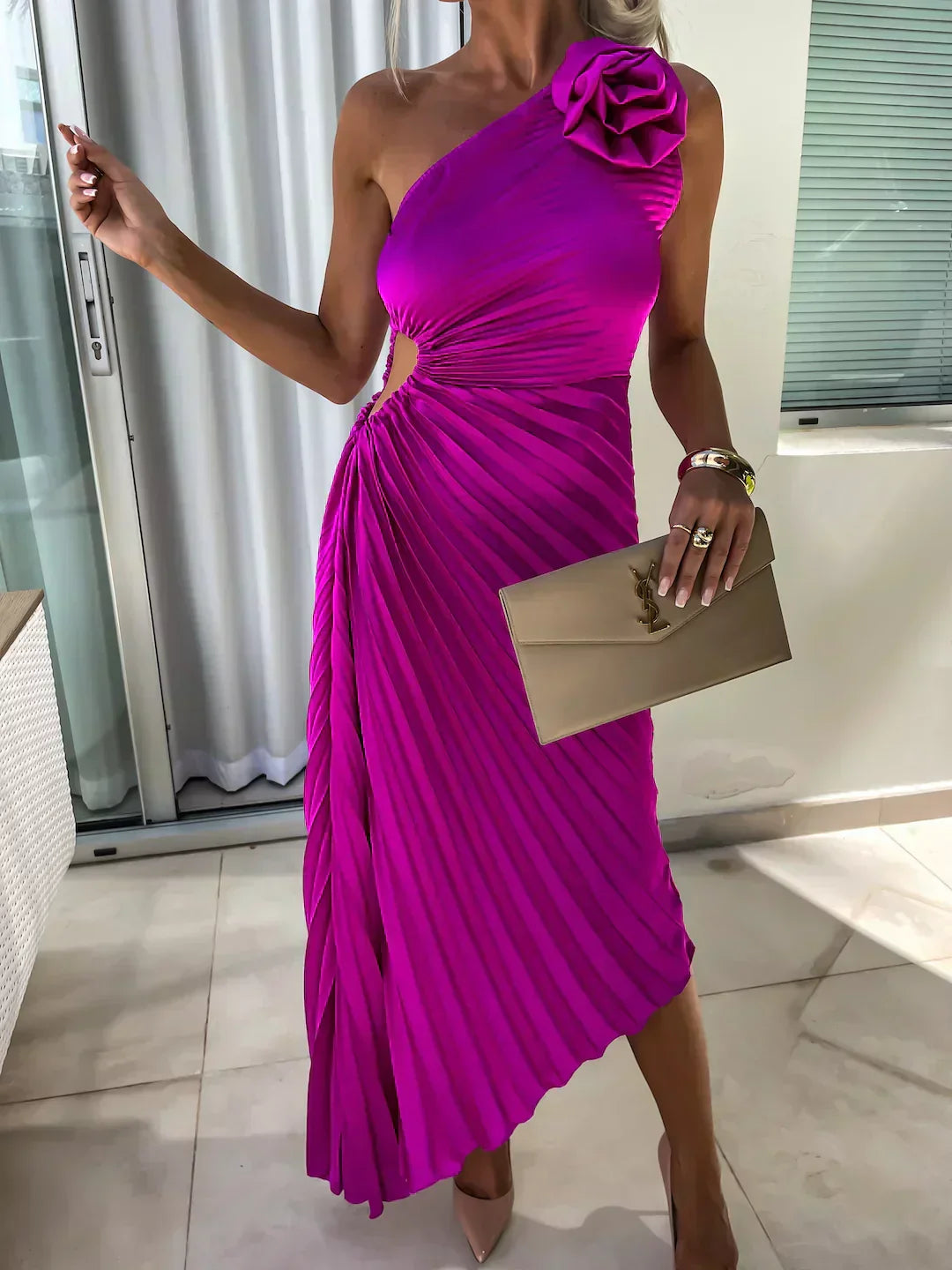 Plisowana sukienka maxi na jedno ramię dla kobiet - elegancki, wieczorowy glamour