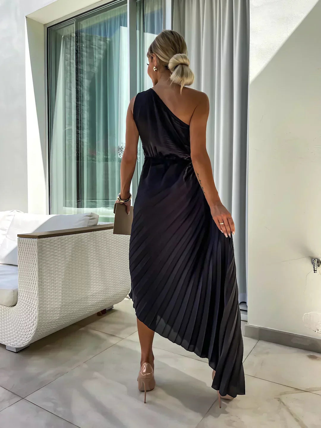 Plisowana sukienka maxi na jedno ramię dla kobiet - elegancki, wieczorowy glamour