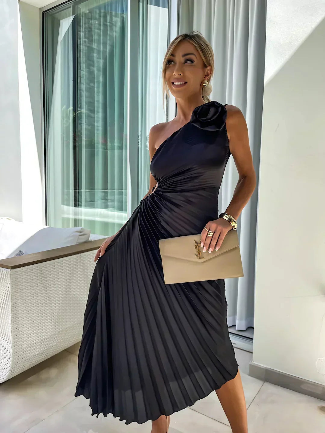 Plisowana sukienka maxi na jedno ramię dla kobiet - elegancki, wieczorowy glamour