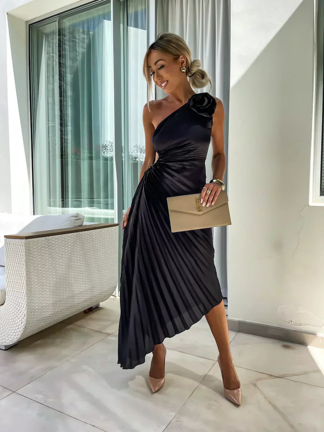 Plisowana sukienka maxi na jedno ramię dla kobiet - elegancki, wieczorowy glamour