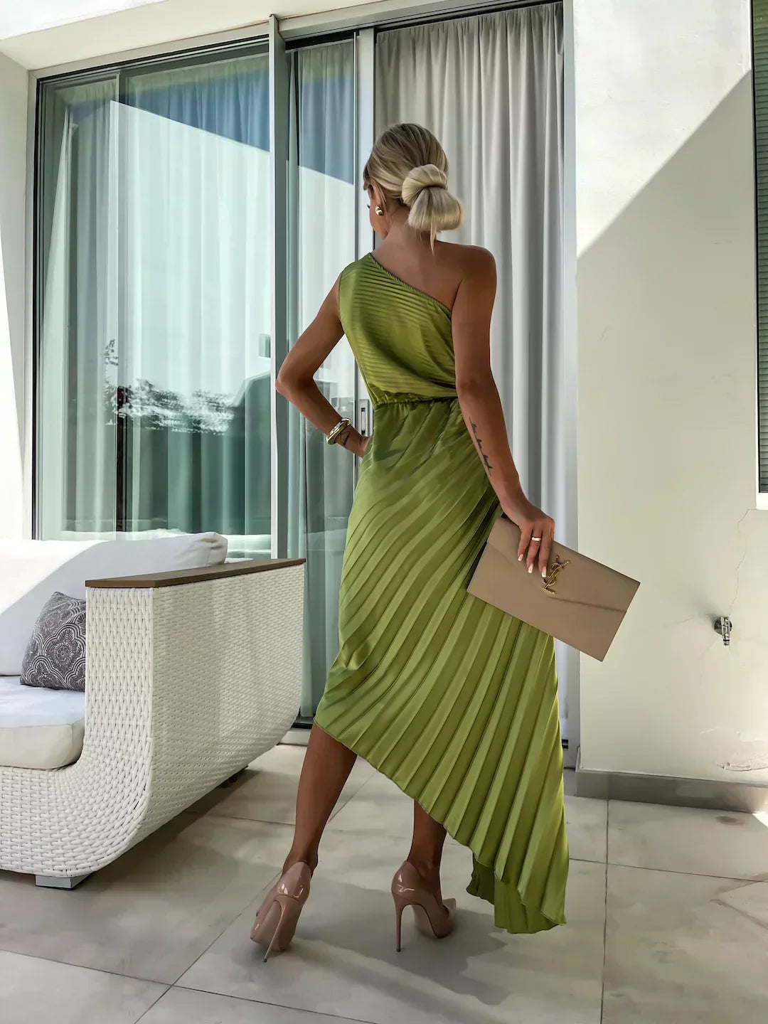 Plisowana sukienka maxi na jedno ramię dla kobiet - elegancki, wieczorowy glamour