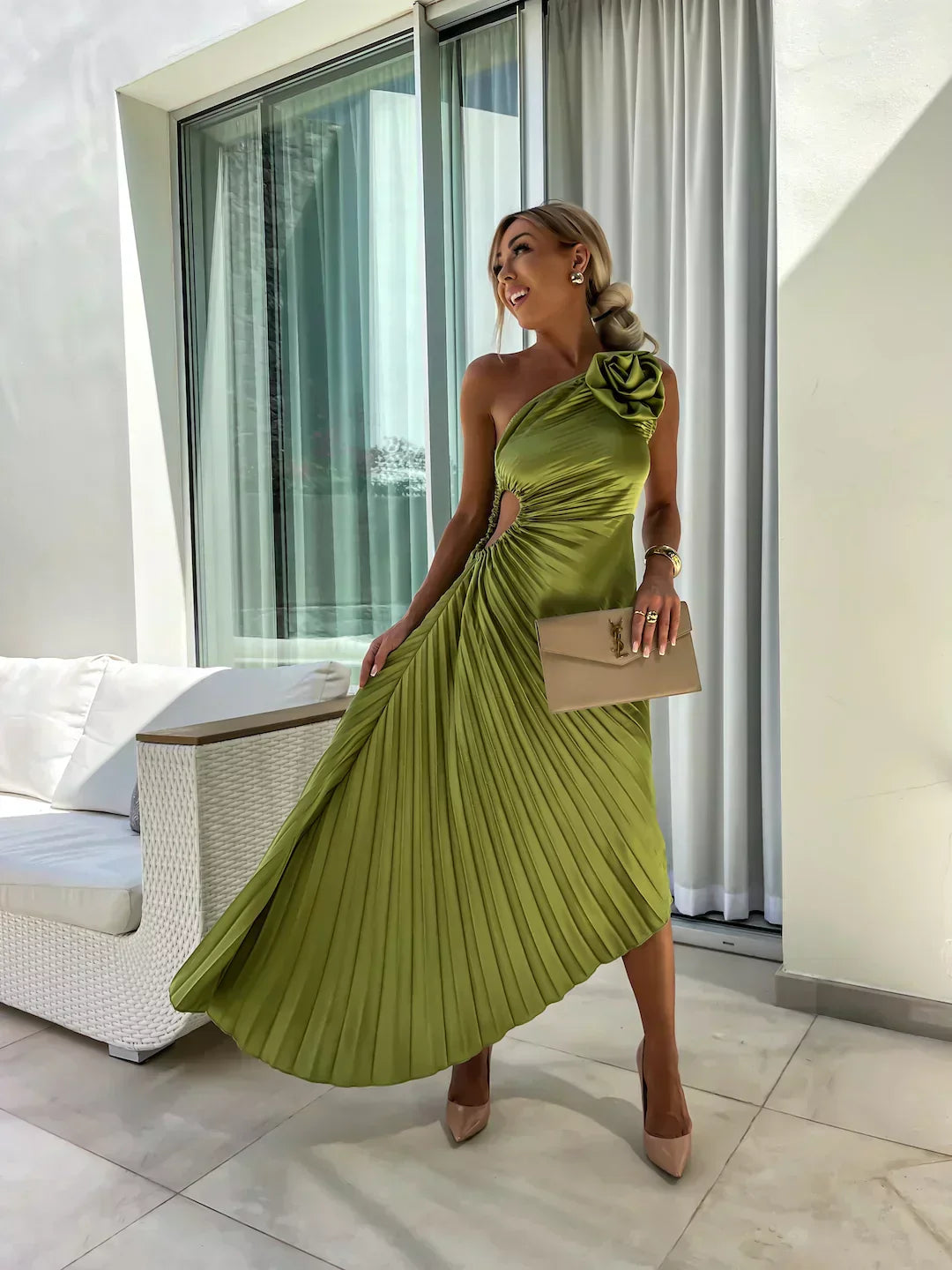 Plisowana sukienka maxi na jedno ramię dla kobiet - elegancki, wieczorowy glamour