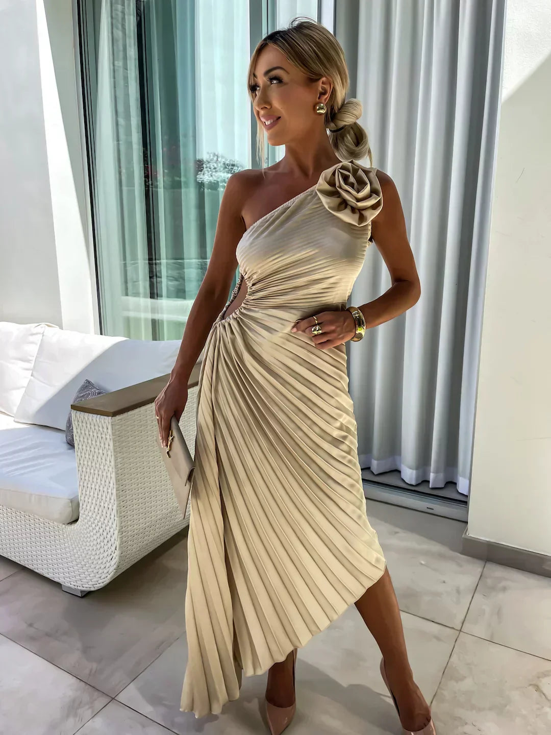 Plisowana sukienka maxi na jedno ramię dla kobiet - elegancki, wieczorowy glamour