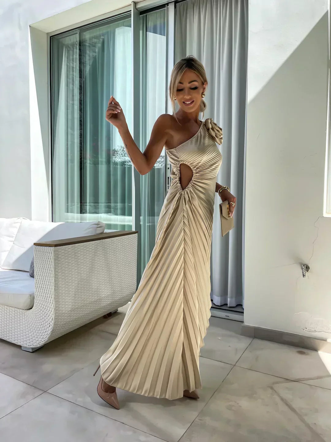 Plisowana sukienka maxi na jedno ramię dla kobiet - elegancki, wieczorowy glamour