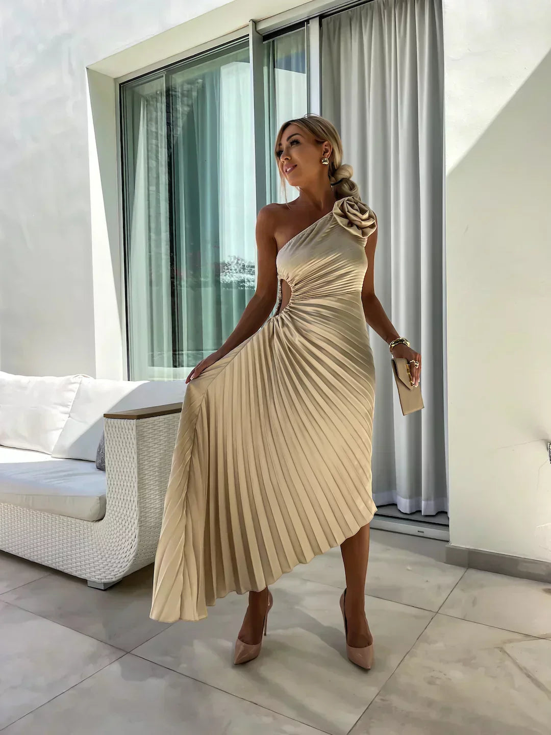 Plisowana sukienka maxi na jedno ramię dla kobiet - elegancki, wieczorowy glamour