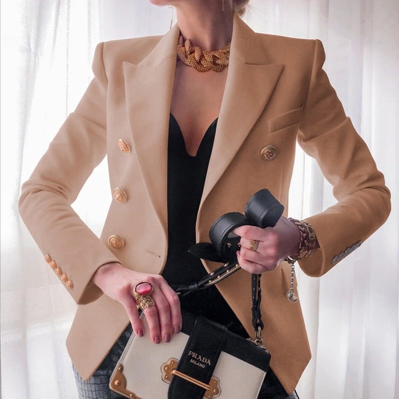 Długa, dopasowana blezery ze stylowymi guzikami - Elegancki damski płaszcz