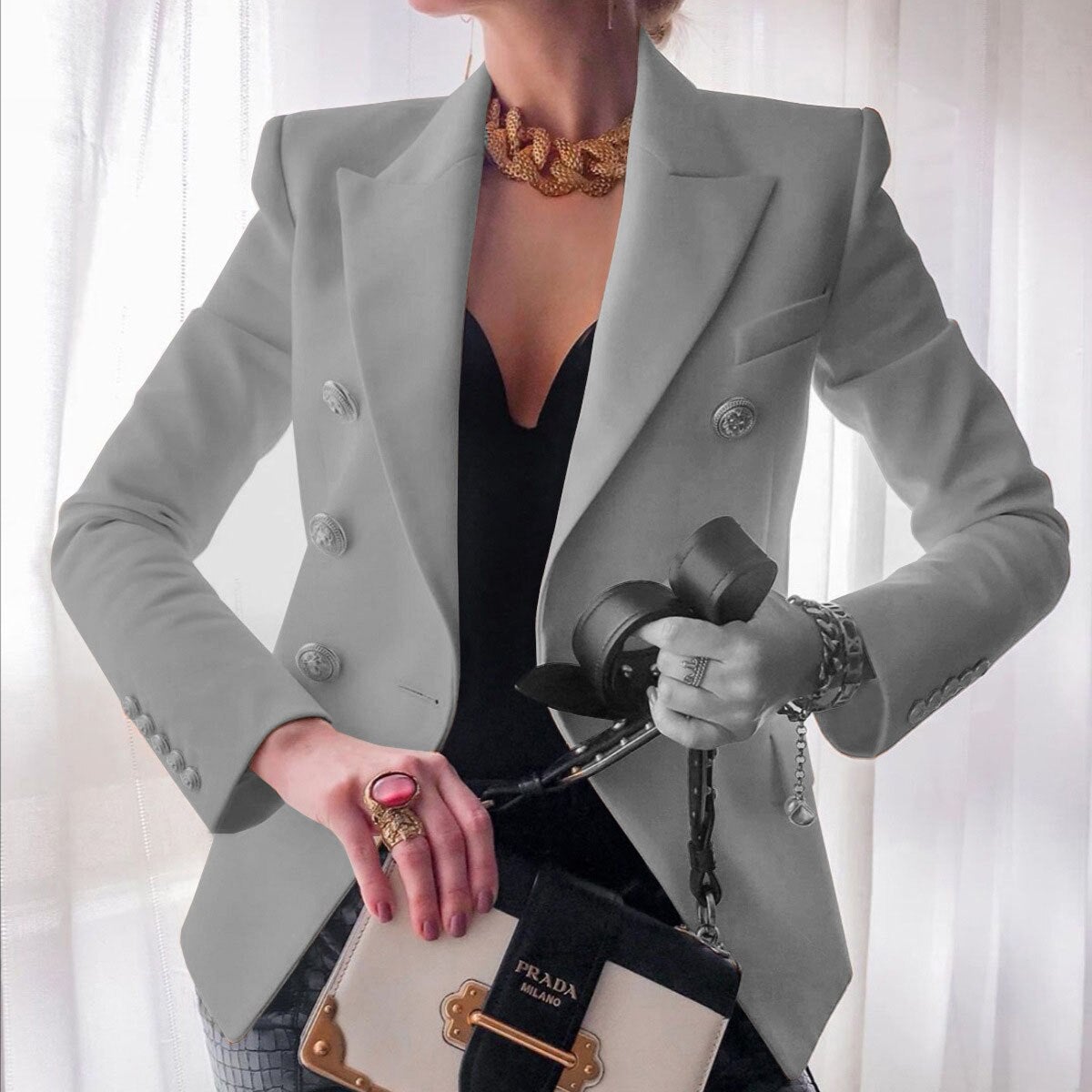 Długa, dopasowana blezery ze stylowymi guzikami - Elegancki damski płaszcz