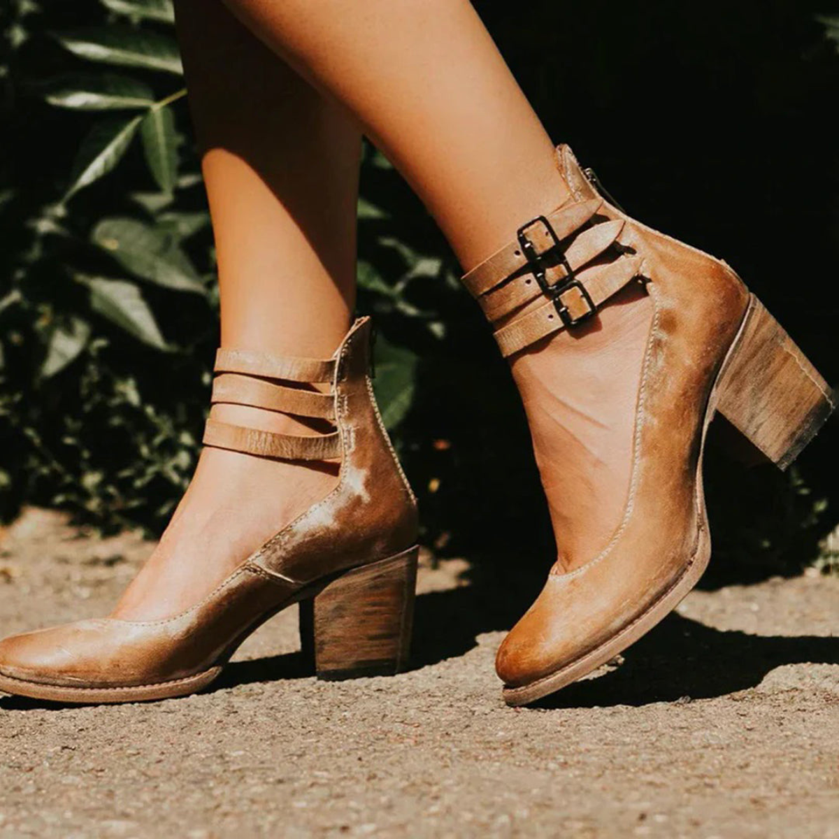 Eleganckie buty na obcasie z wieloma paskami i klamrami dla kobiet