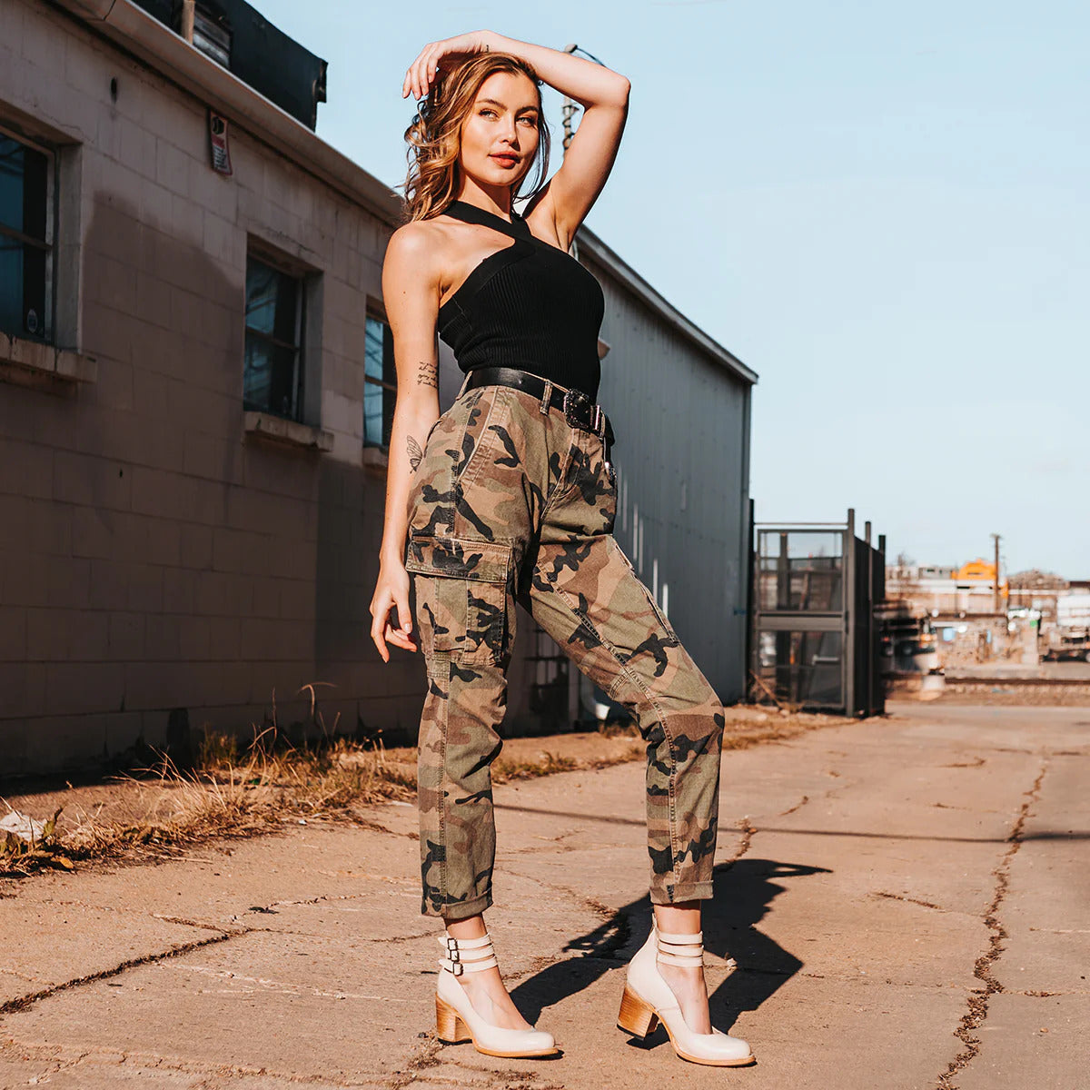 Eleganckie buty na obcasie z wieloma paskami i klamrami dla kobiet