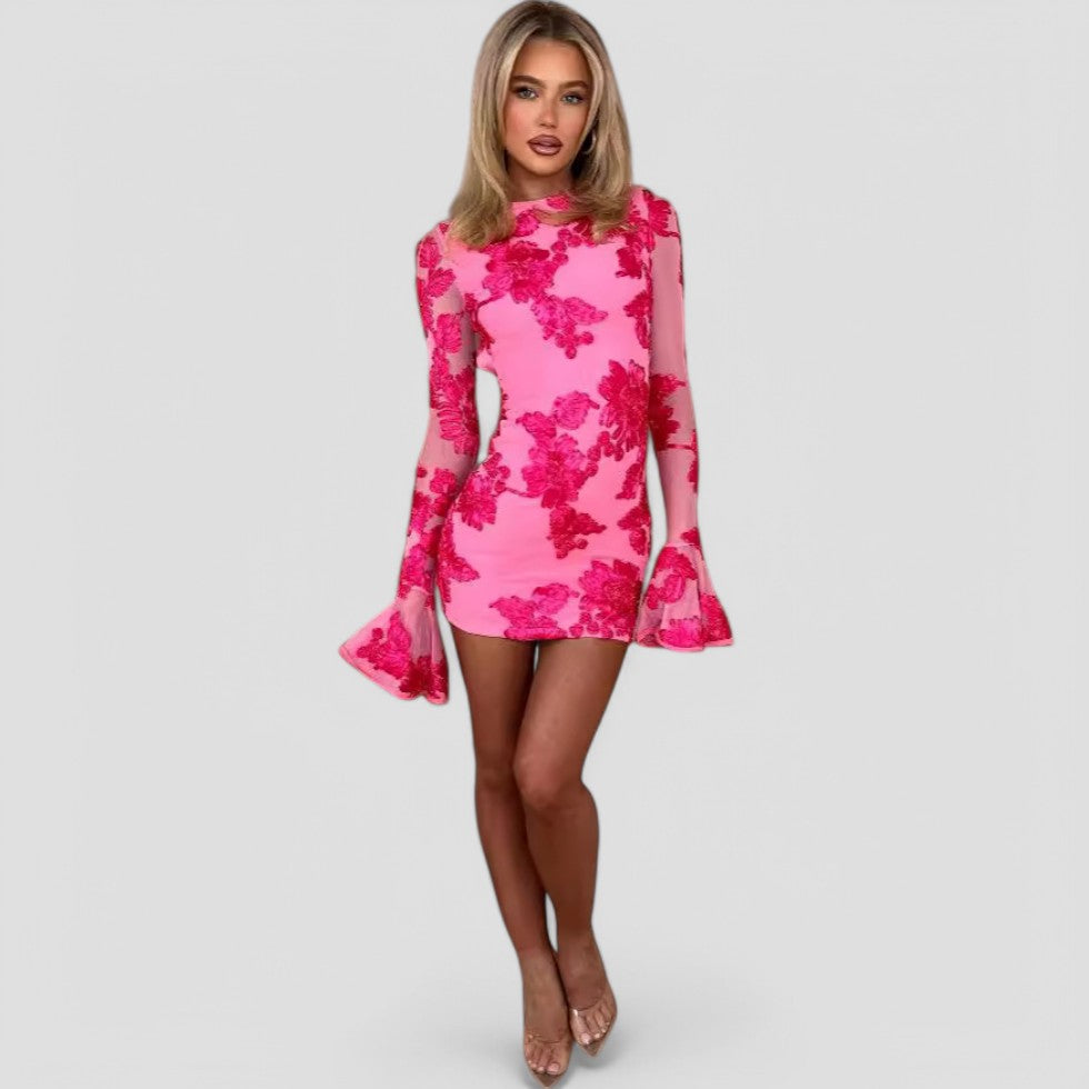 Mini sukienka z siateczki w kwiaty z długimi bufiastymi rękawami – elegancki styl wiosenny
