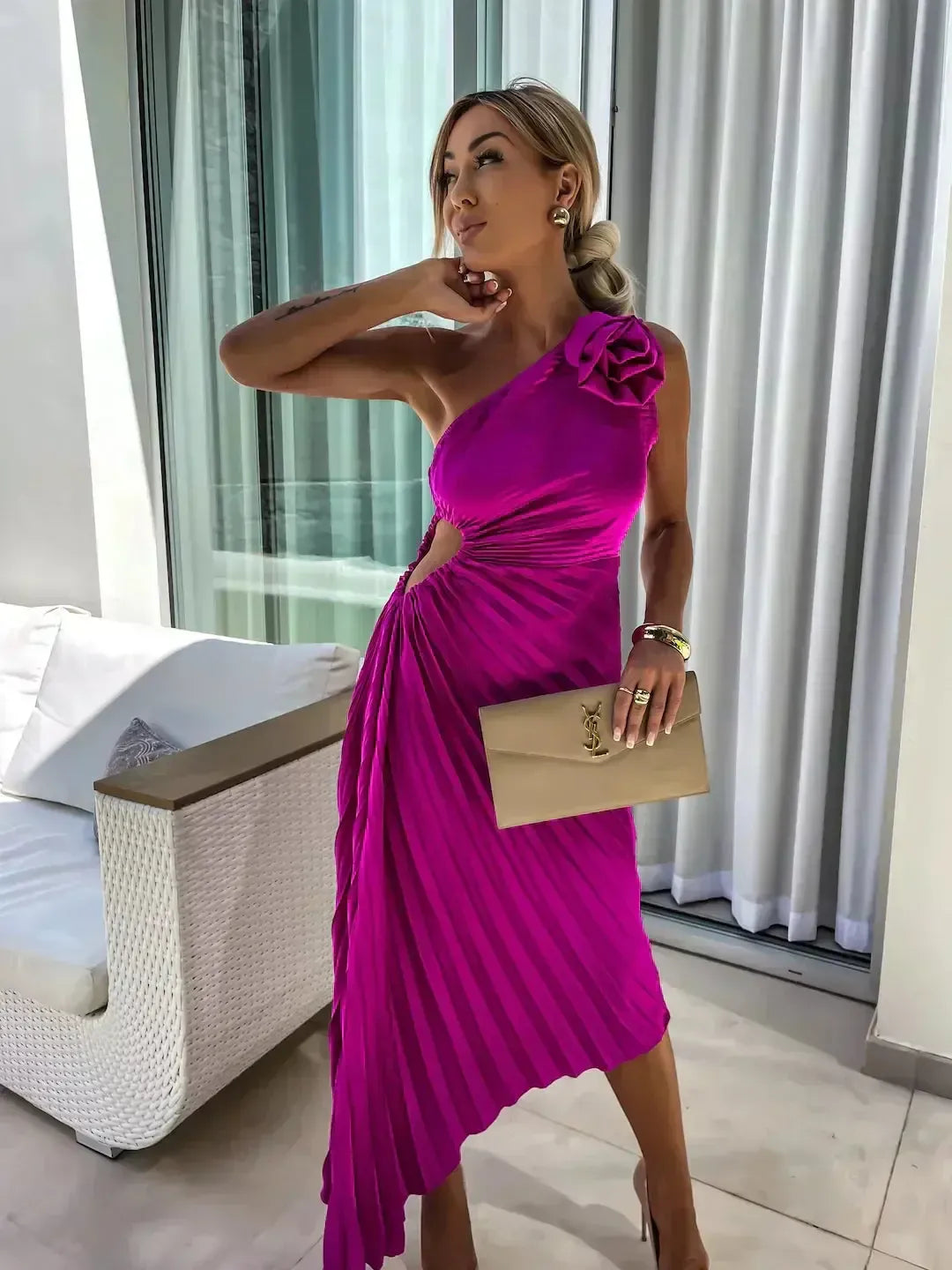 Plisowana sukienka maxi na jedno ramię dla kobiet - elegancki, wieczorowy glamour