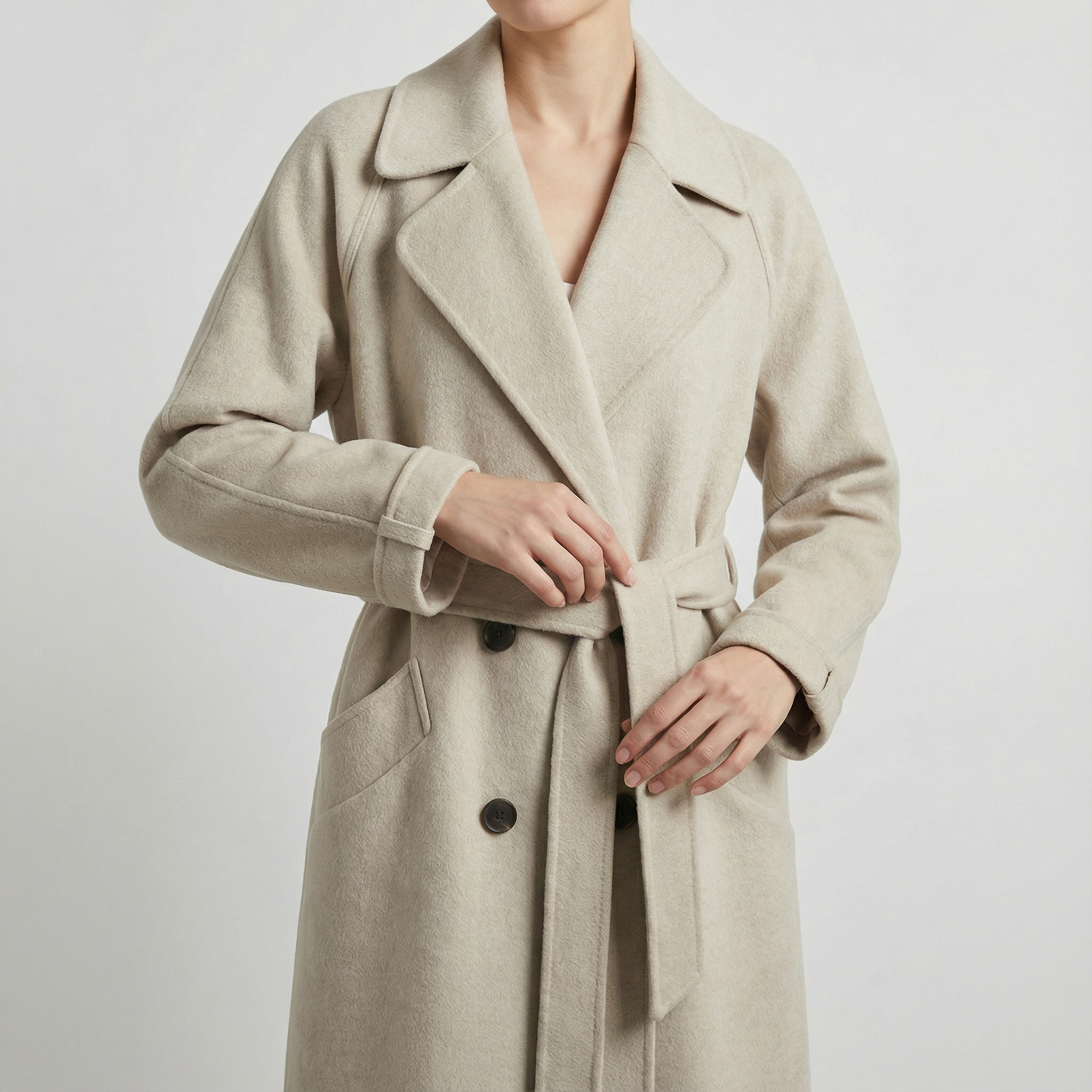 Długi wełniany płaszcz typu trencz z paskiem i kieszeniami – Klasyczna odzież damska